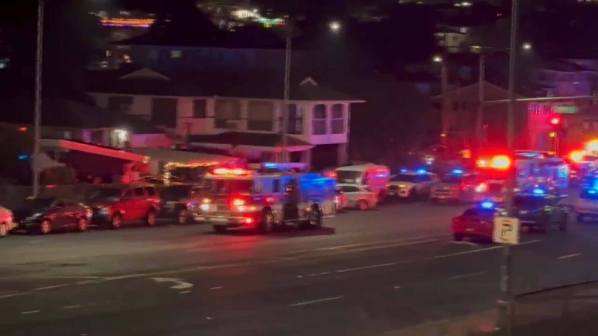 2 dead, 22 injured in New Year’s fireworks-related incident in Hawaii 1 wp content2Fuploads2Fsites2F22F20252F012Fhawaiinewsnow first responders scene police 96079688 k91AC9