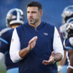 wp content2Fuploads2Fsites2F22F20252F012Fhead coach mike vrabel tennessee 23313227 PiDPFE