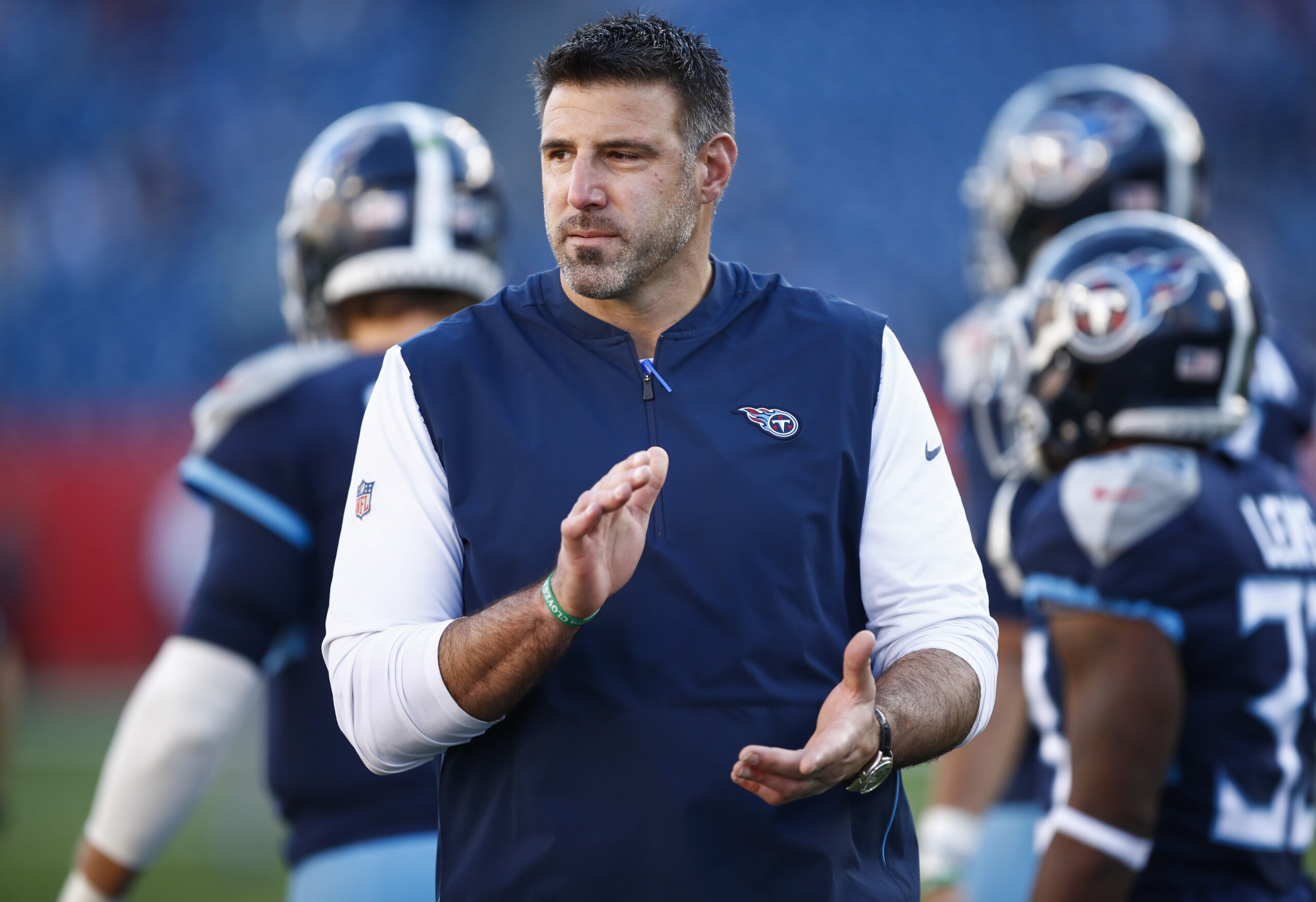wp content2Fuploads2Fsites2F22F20252F012Fhead coach mike vrabel tennessee 23313227 PiDPFE scaled