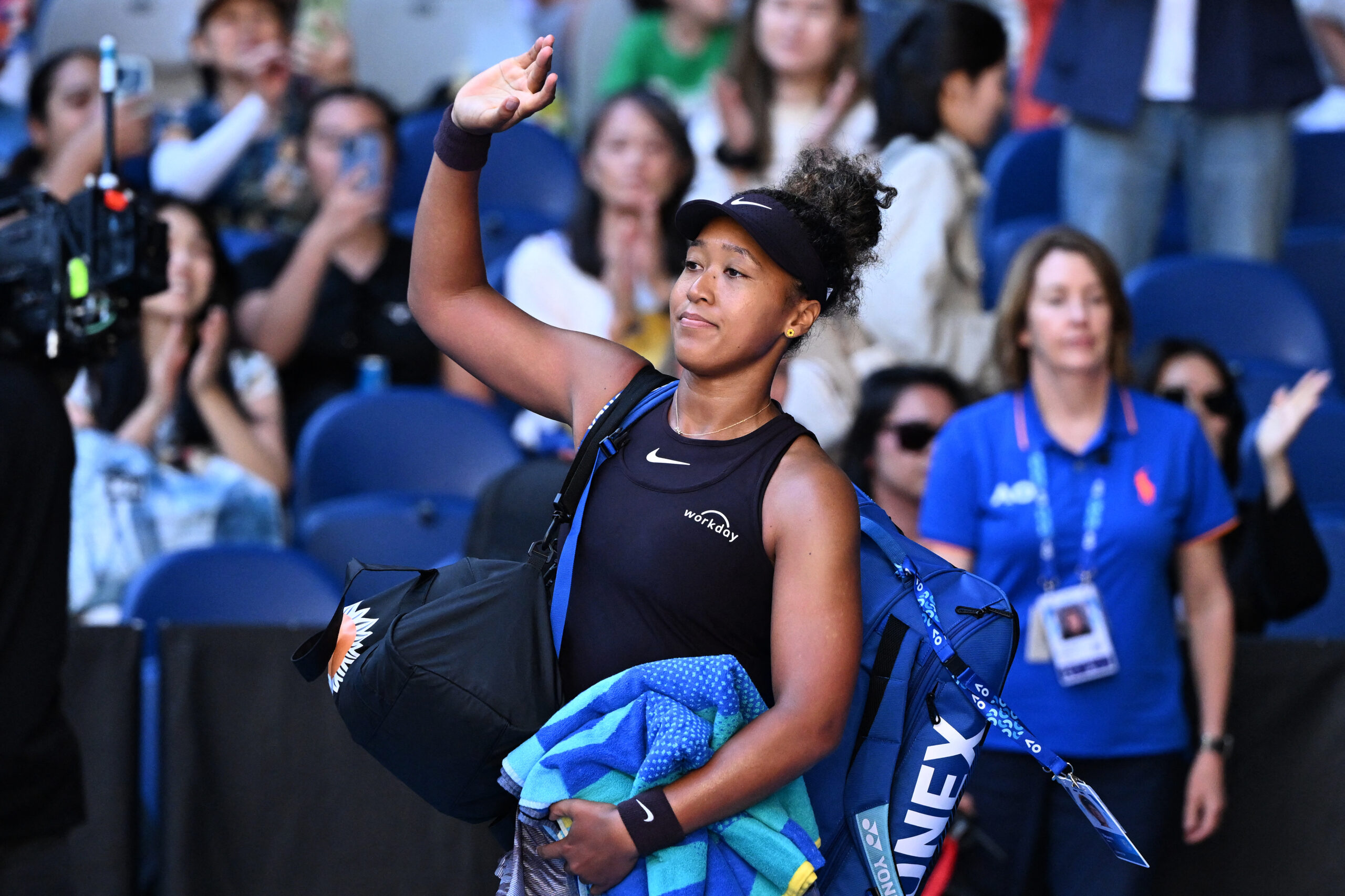 Naomi Osaka stops playing Australian Open match because of injury 1 wp content2Fuploads2Fsites2F22F20252F012Fjapans naomi osaka leaves court 96833019 nD6HHl scaled
