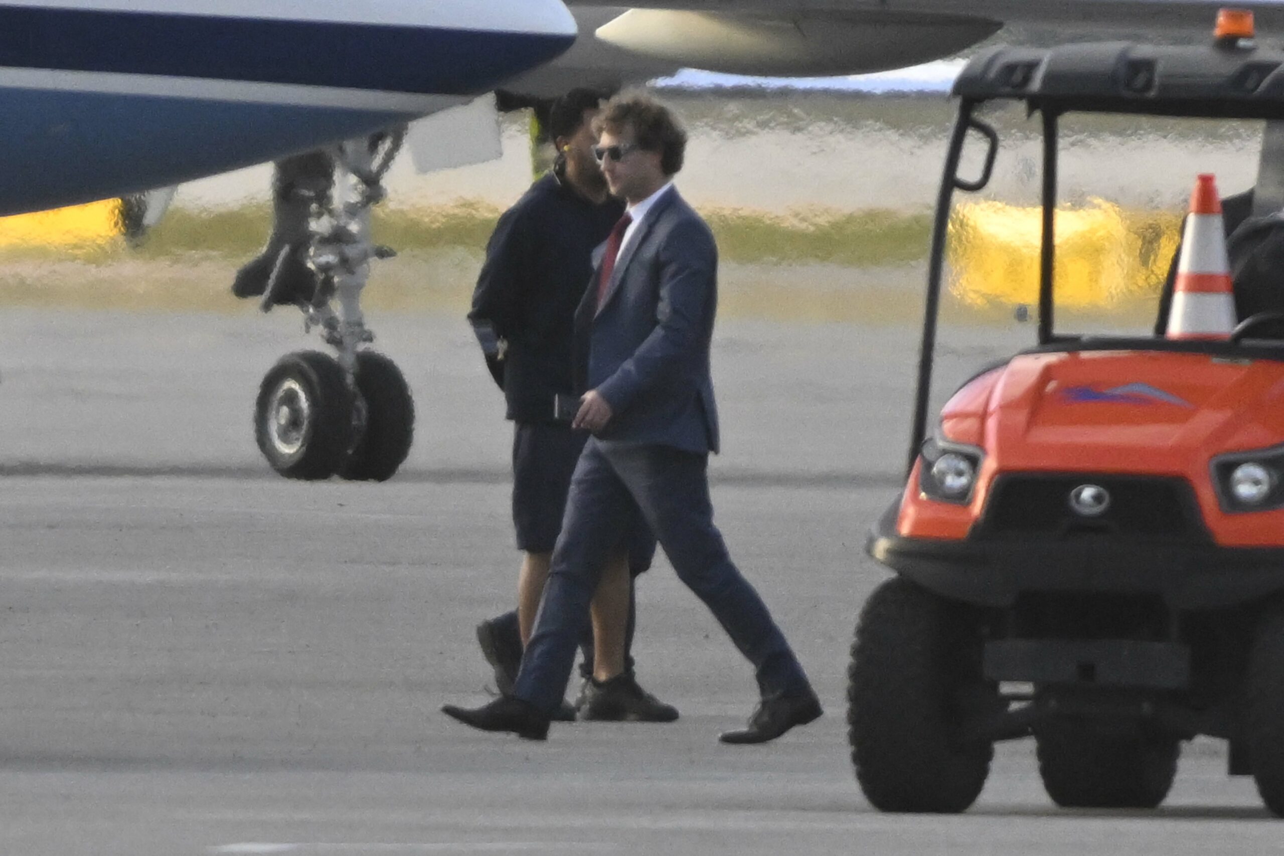 Mark Zuckerberg meets with Trump in Fla., parks private jet next to president-elect’s plane 1 wp content2Fuploads2Fsites2F22F20252F012Fmark zuckerberg boarding plane meeting 96521528 ycV0qh scaled