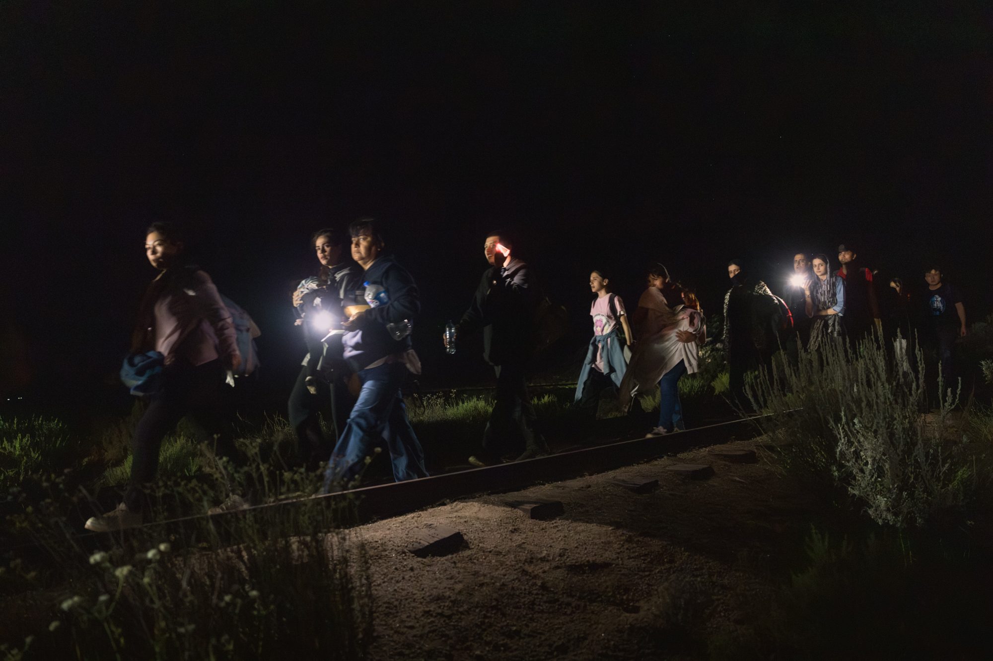 wp content2Fuploads2Fsites2F22F20252F012Fmigrants cross u s mexico 97165273 e1737601698628 mZaI3H