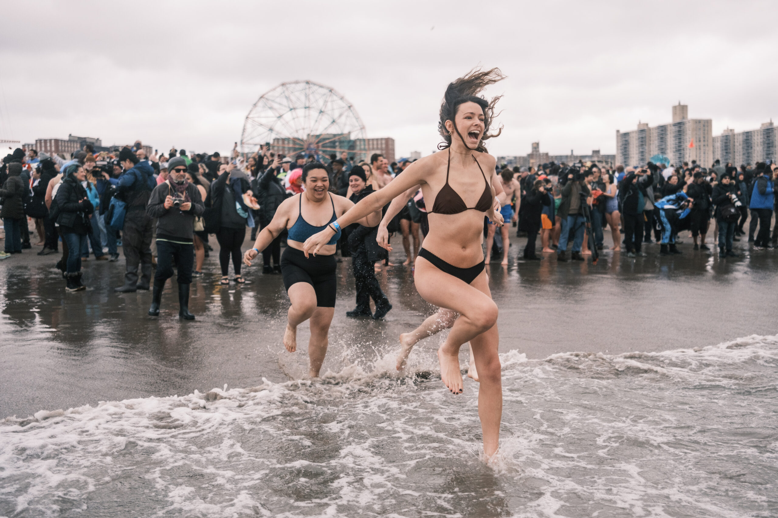 wp content2Fuploads2Fsites2F22F20252F012Fpeople participate coney island polar 96085121 bmXqeX scaled