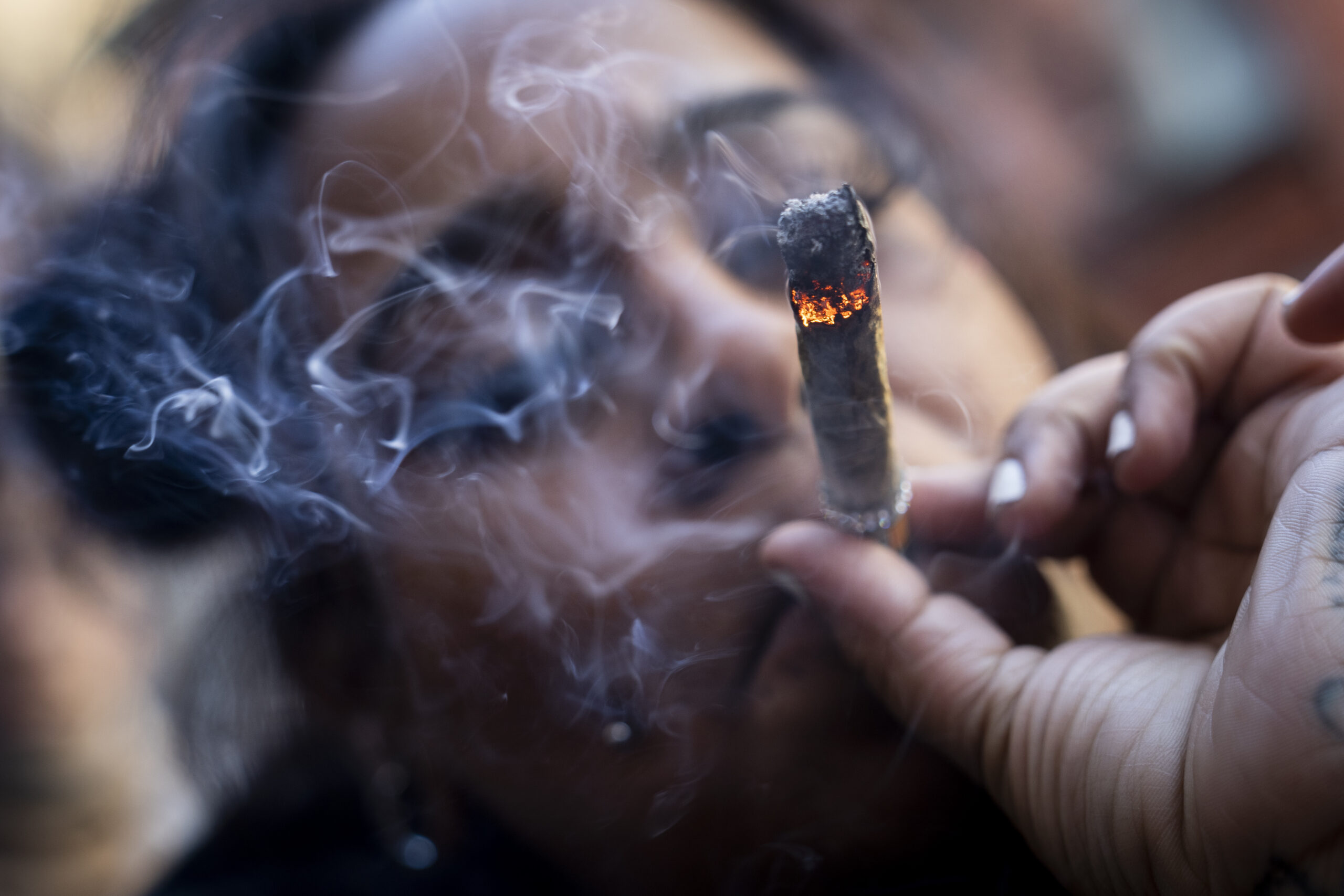 wp content2Fuploads2Fsites2F22F20252F012Fperson smokes cannabis outside smacked 95510600 50ndDR scaled