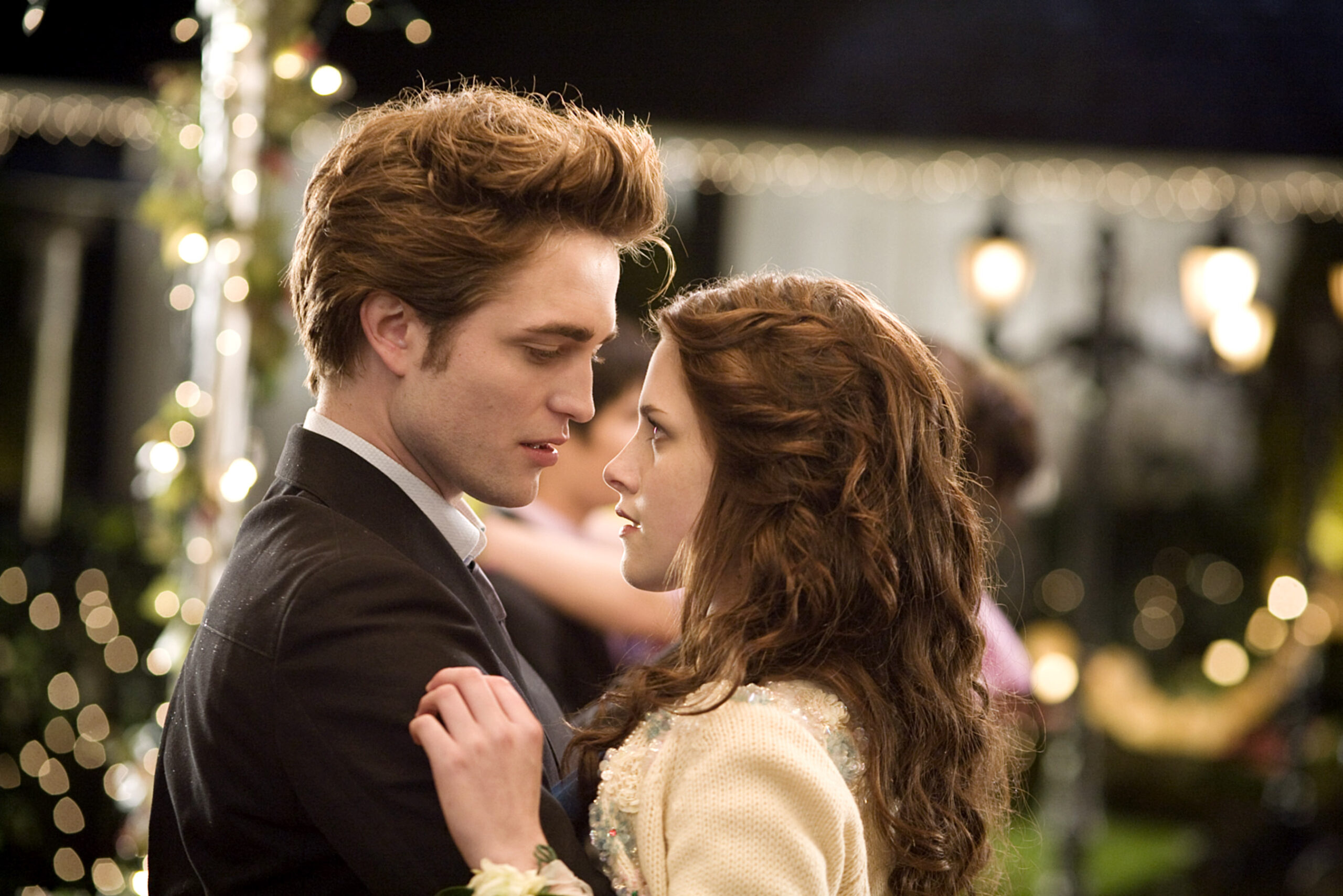 wp content2Fuploads2Fsites2F22F20252F012Frobert pattinson kristen stewart 2008 45261939 Qf4G4M scaled