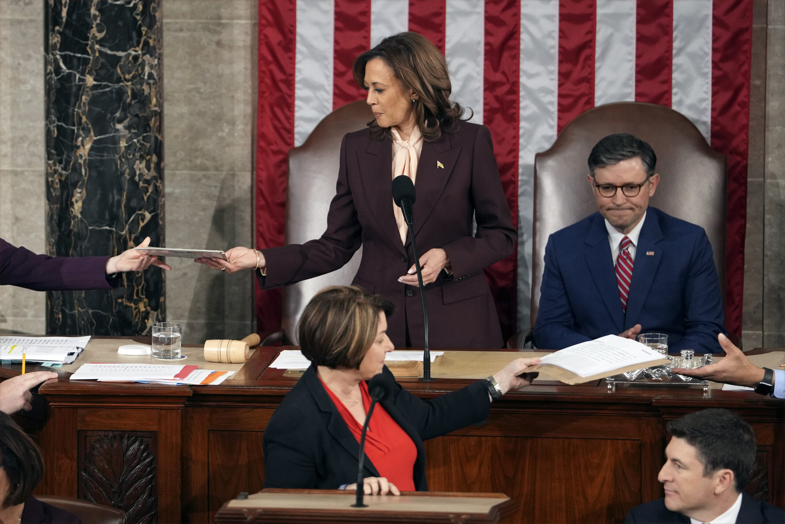 Kamala Harris certifies her own resounding loss to Donald Trump in front of cheering Congress 1 wp content2Fuploads2Fsites2F22F20252F012Fvice president kamala harris handed 96330134 SdKbpr scaled
