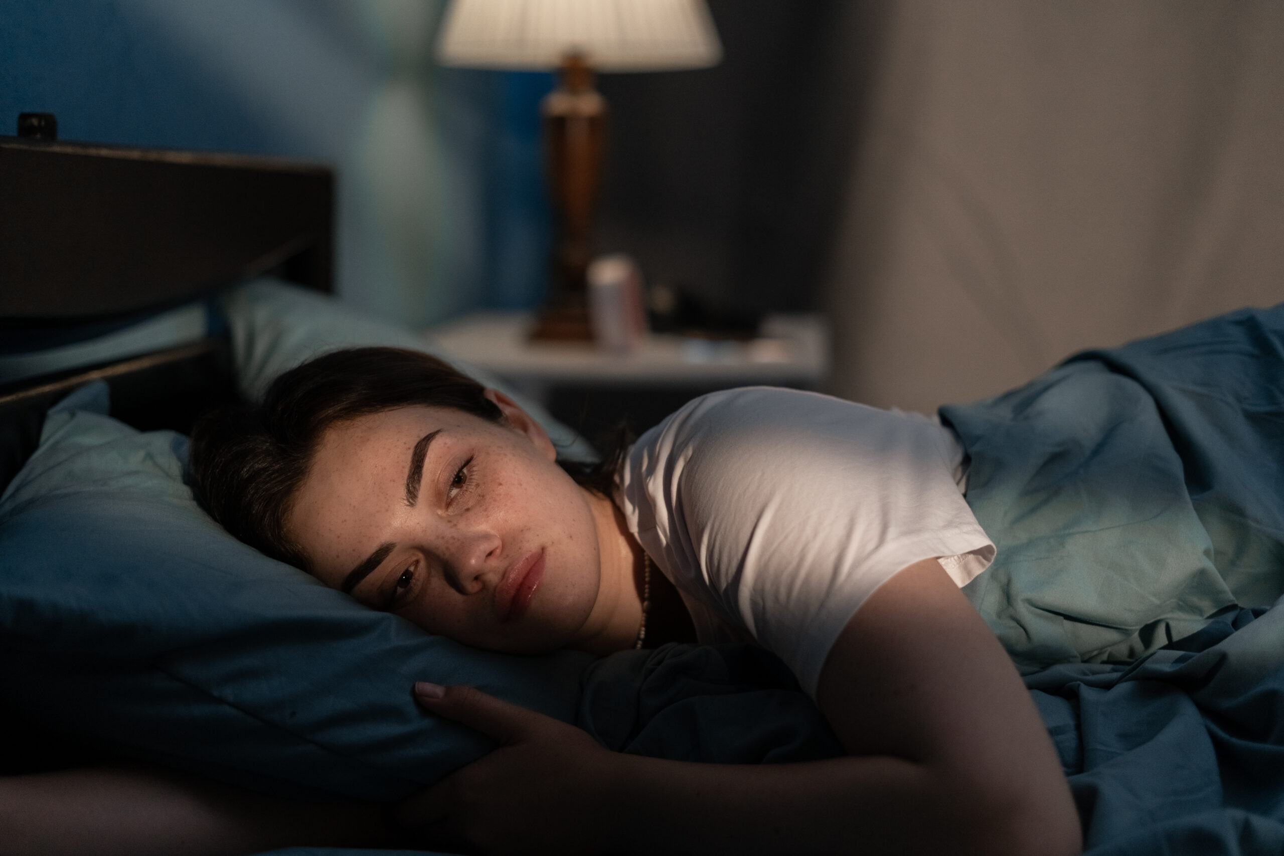 wp content2Fuploads2Fsites2F22F20252F012Fyoung sad woman lying bed 95931533 8c0ef0 6hadwR scaled