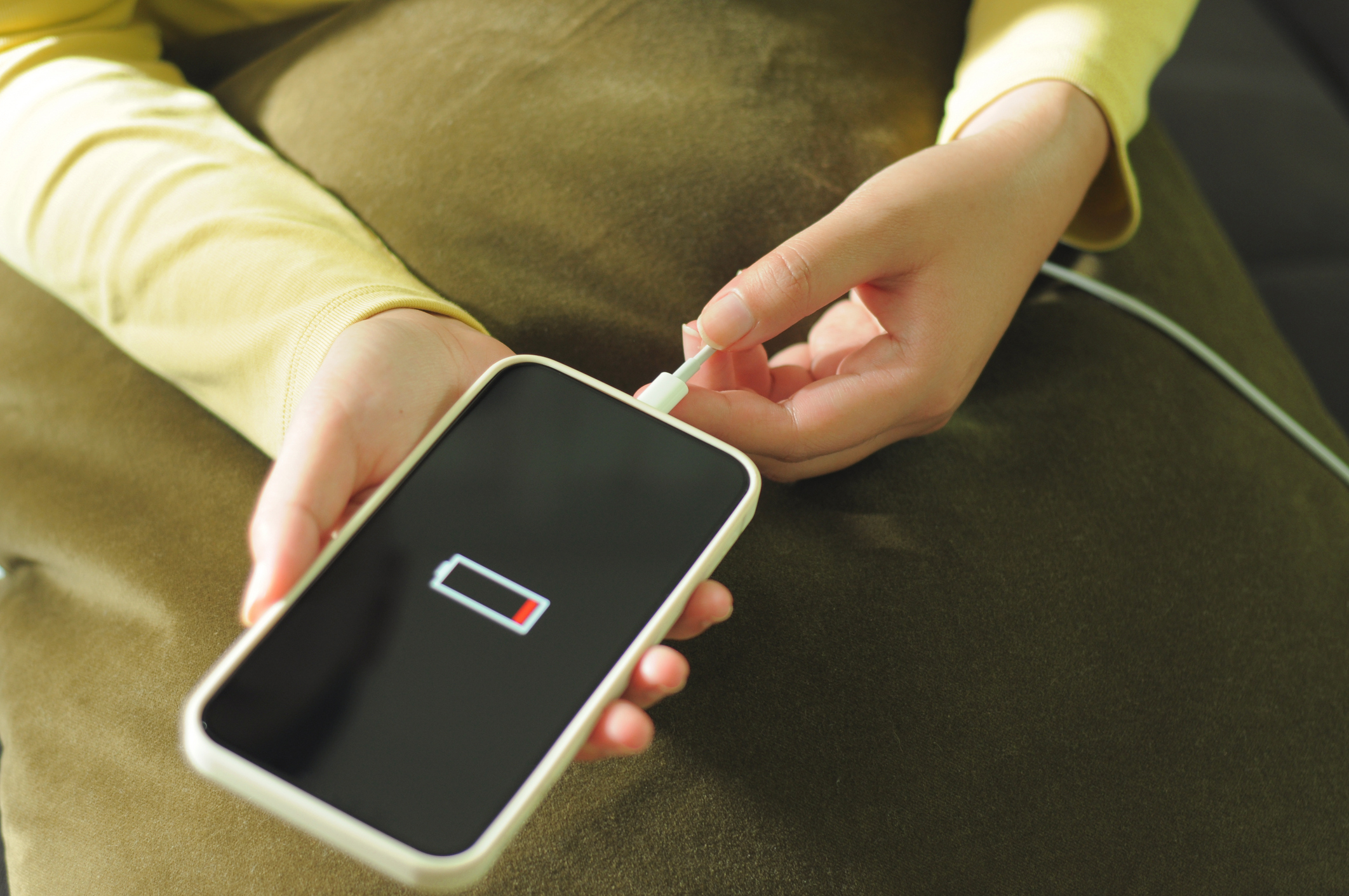 wp content2Fuploads2Fsites2F22F20252F012Fyoung woman charging mobile phone 96650883 96GLfY