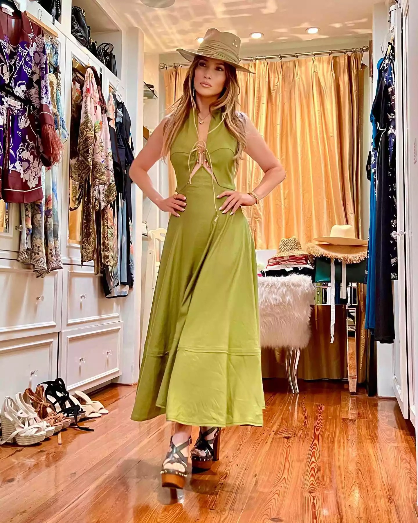 Jennifer Lopez donates ‘countless’ items from her own closet to victims of LA fires 1 wp content2Fuploads2Fsites2F32F20252F012Fjennifer lopez shares look inside 96756357 tXVCp0
