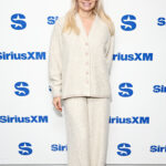 wp content2Fuploads2Fsites2F32F20252F012Fpamela anderson visits siriusxm studios 96420490 be8XRm