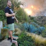 wp content2Fuploads2Fsites2F32F20252F012Fspencer pratt seen watching wildfire 96385666 eAKBQM