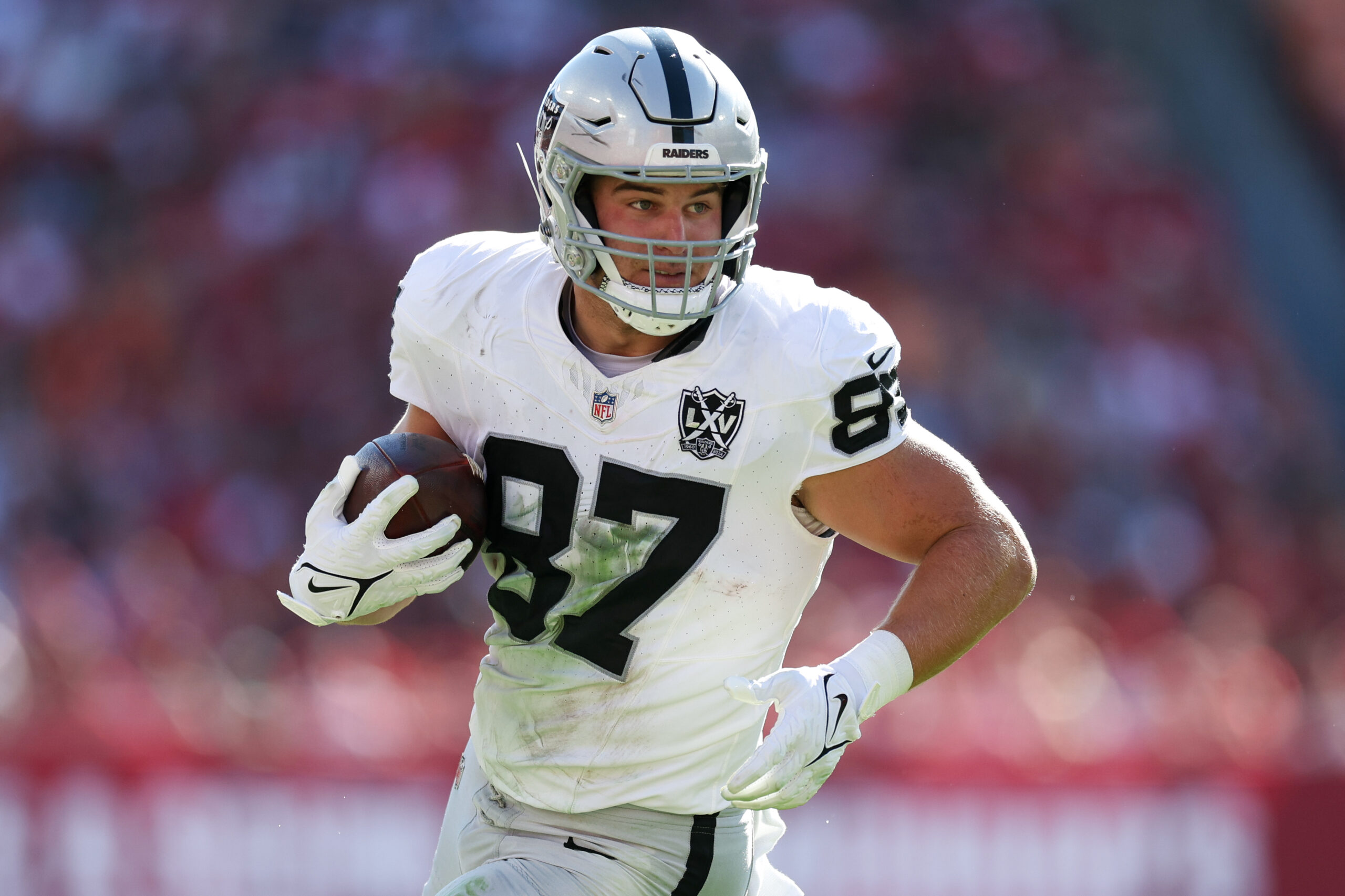 wp content2Fuploads2Fsites2F22F20252F032Flas vegas raiders tight end 95025391 lKbdQF scaled