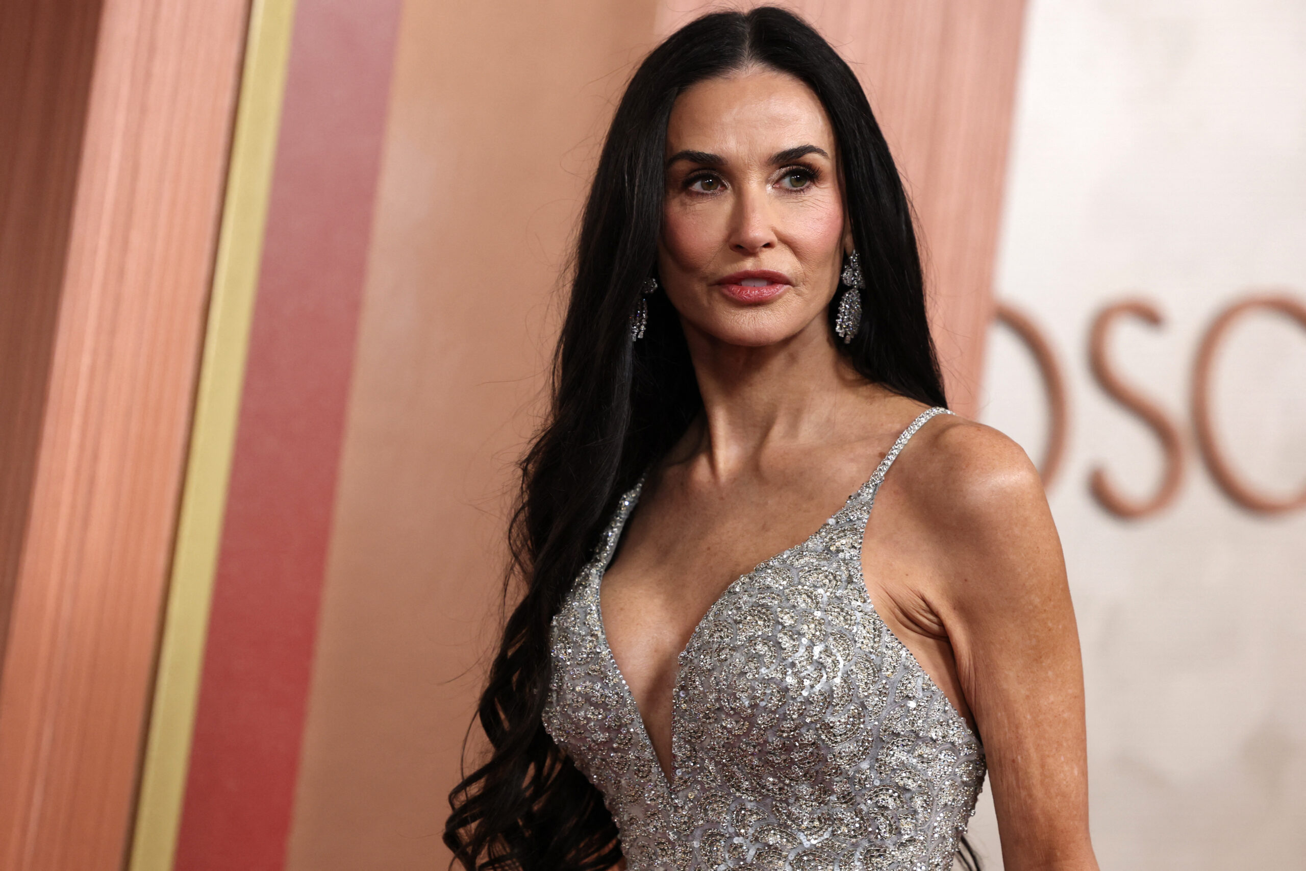 wp content2Fuploads2Fsites2F32F20252F032Fdemi moore poses oscars arrivals 99605915 EeoYLZ scaled